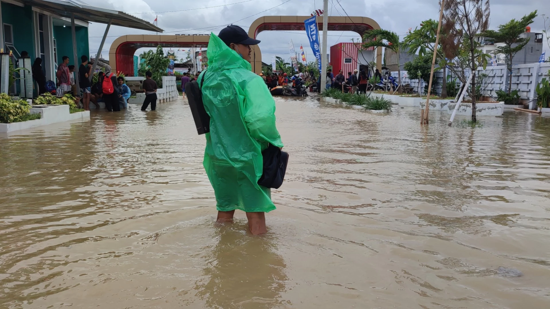 Скъсана дига и евакуация: Частично бедствено положение в село край морето (ВИДЕО)