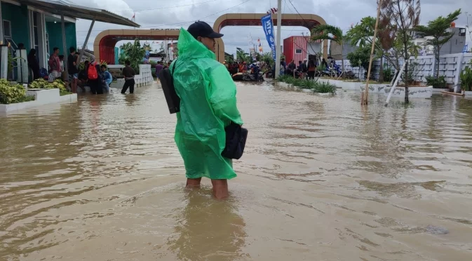 Скъсана дига и евакуация: Частично бедствено положение в село край морето (ВИДЕО)