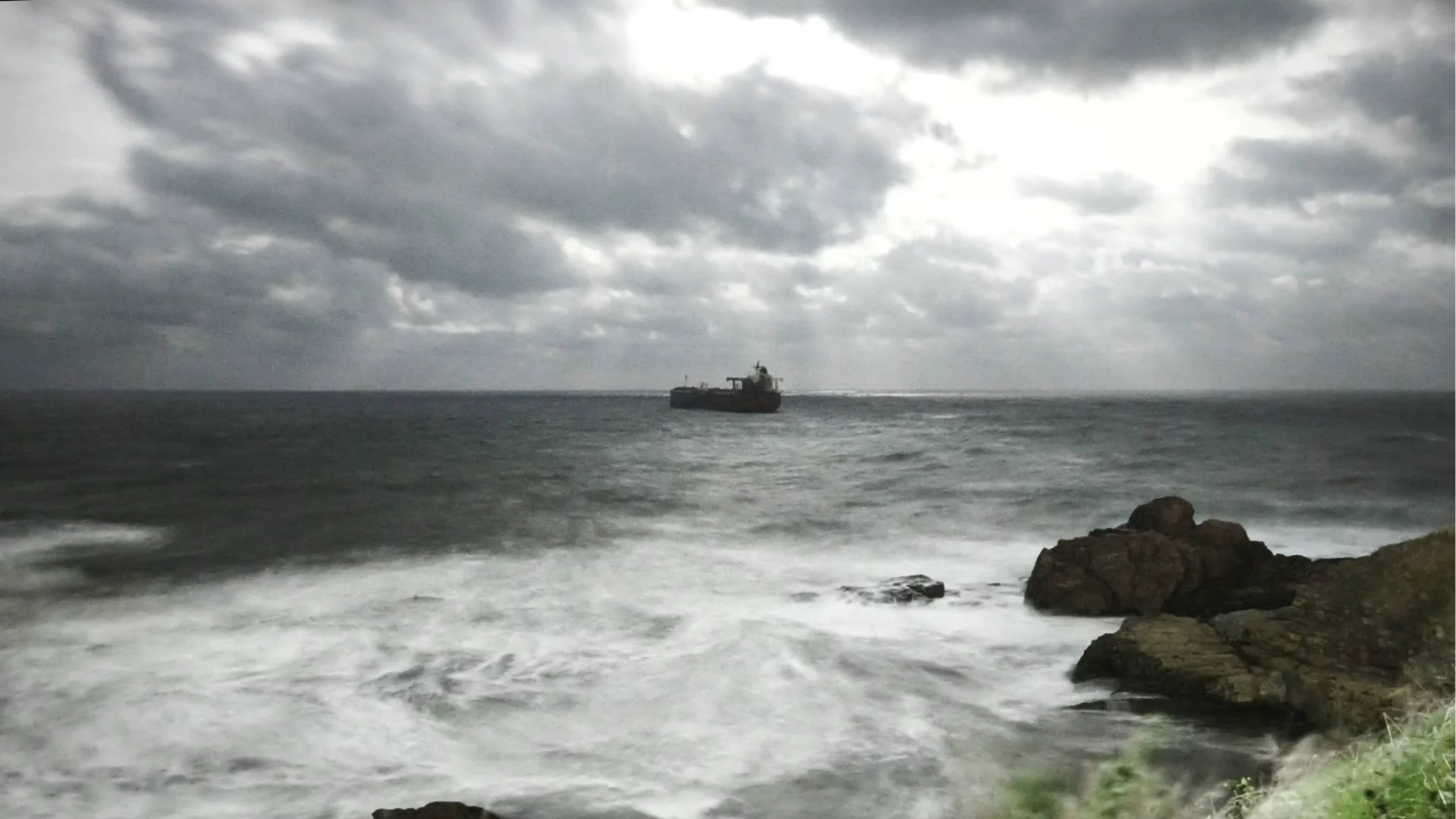 Евакуираха трима членове на екипажа на блокирания край бреговете ни танкер "Кайрос"