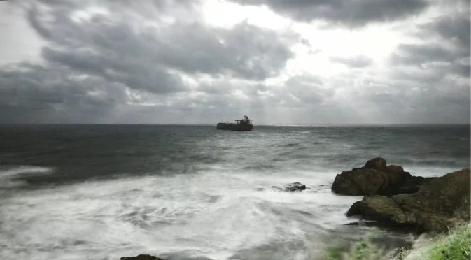 Евакуираха трима членове на екипажа на блокирания край бреговете ни танкер "Кайрос"