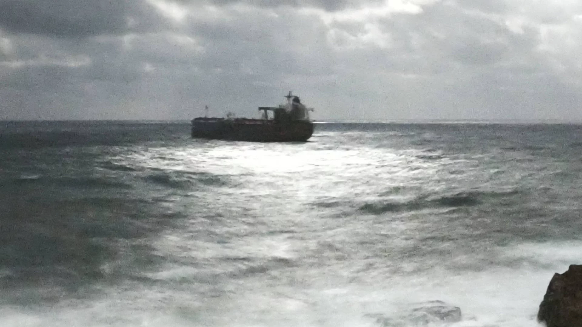 Екипажът няма храна: Две министерства се впрегнаха с танкера "Кайрос"