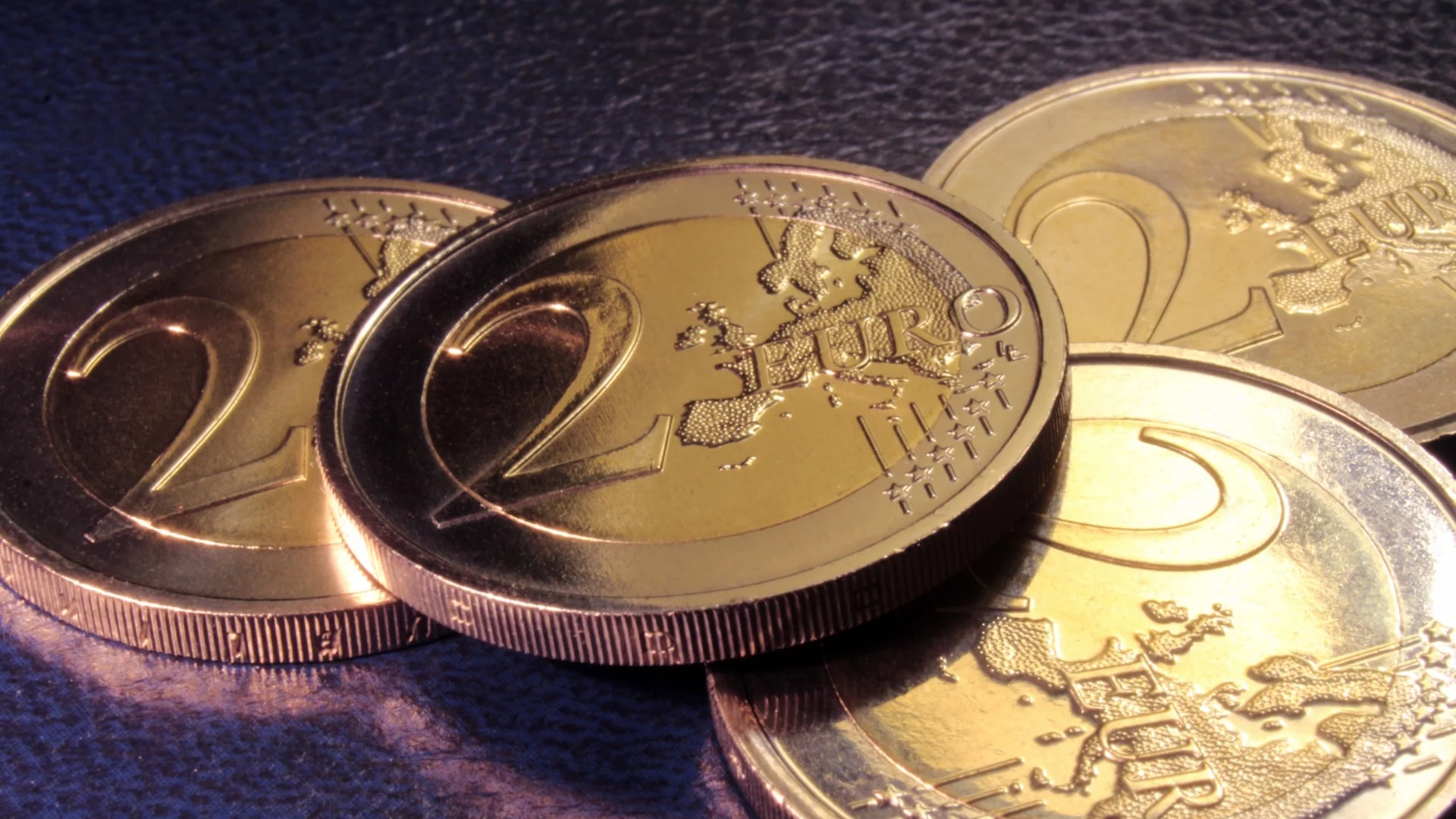 Курсът на еврото се доближи до най-високата си месечна стойност