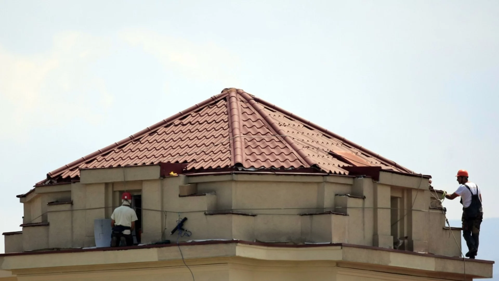 Такава катастрофа не сте виждали: Кола се удари в покрив на къща в Сърбия (ВИДЕО)