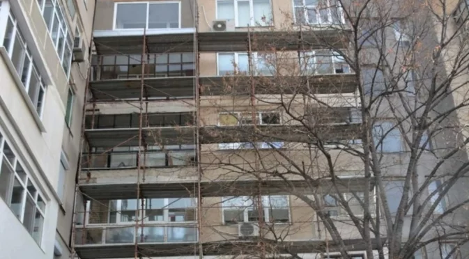 Напредват дейностите по санирането на блок в кв. „Запад“, Асеновград