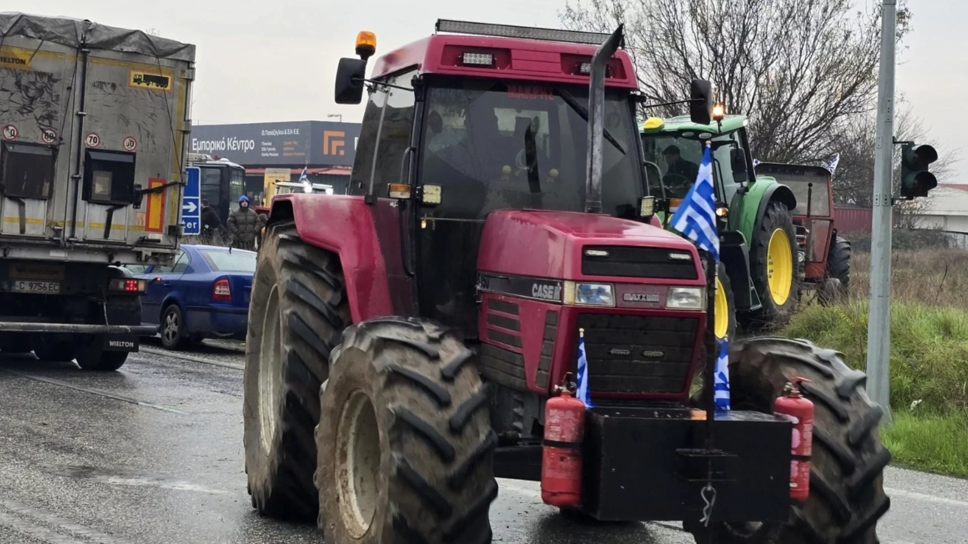 Битка за летище на о. Крит: Гръцките фермери срещу полицията (ВИДЕО)