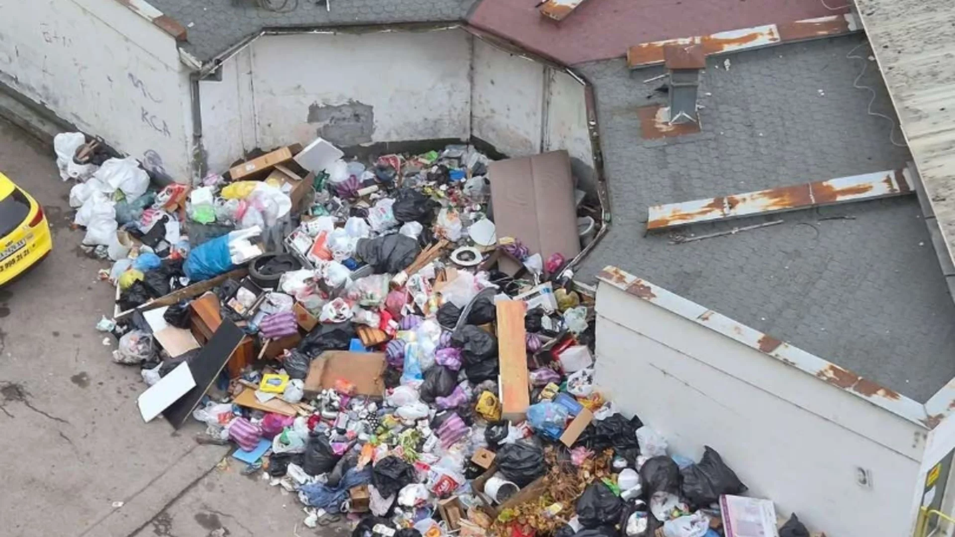 Пълни контейнери, погълнати от боклук улици, тежка смрад: Бедствие в "Люлин“ (СНИМКИ)