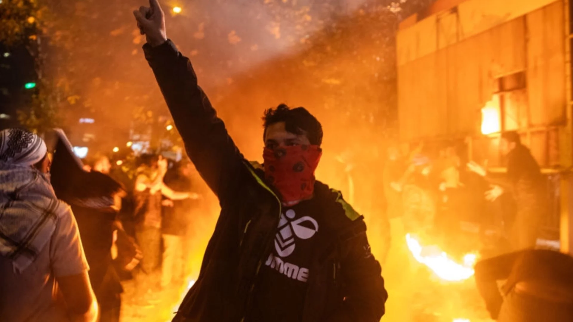 Коктейли "Молотов" по полицейски участък: Гърци отмъщават за полицейско насилие от 2008 (ВИДЕО)