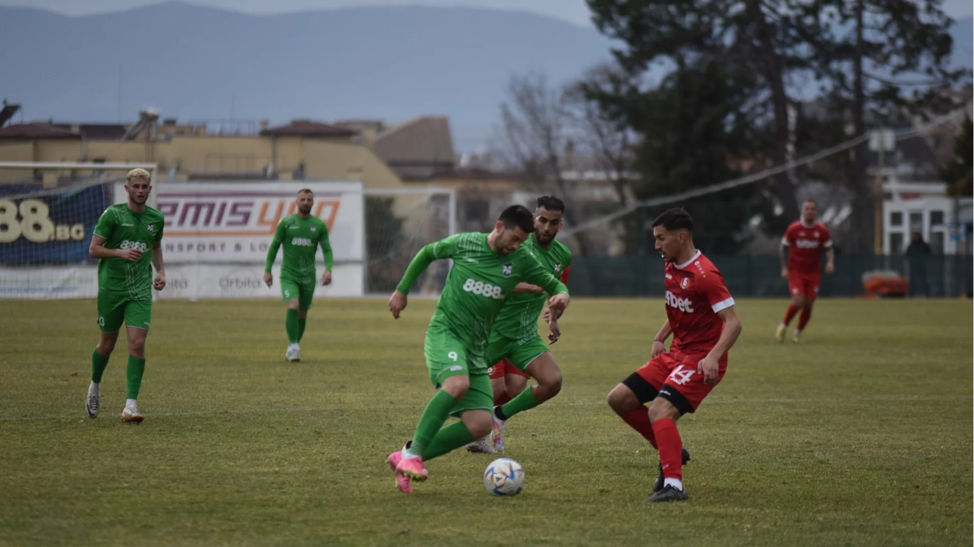 Емблематичен български клуб предлага на всички свои футболисти да напуснат