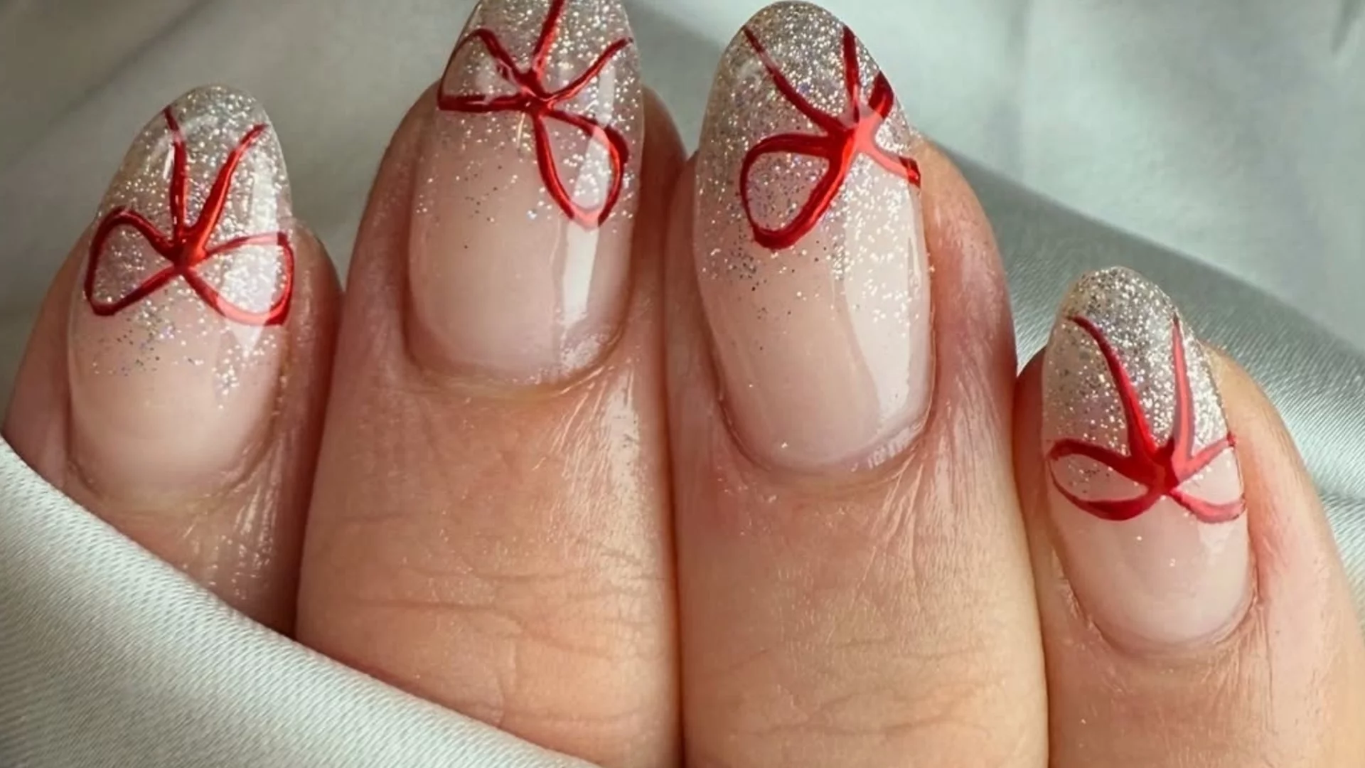 Маникюр за Нова година: Кой цвят ще привлече късмет?