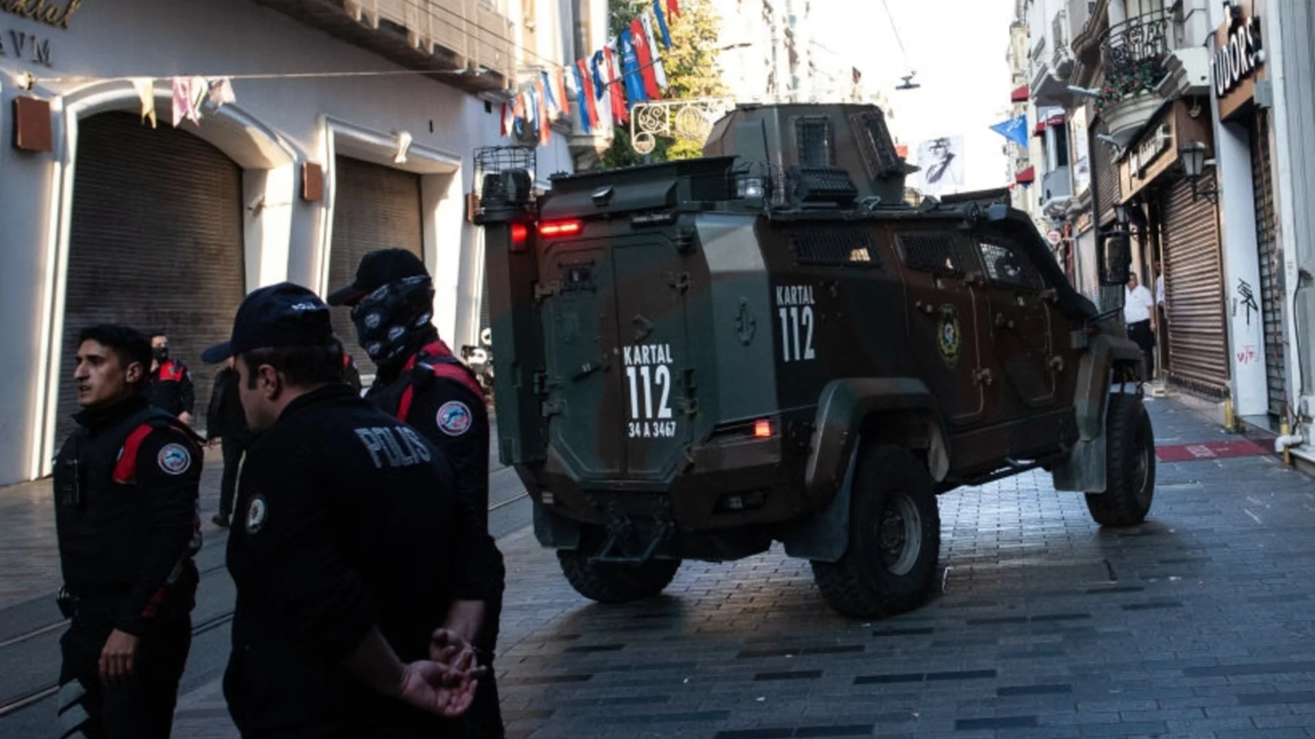 Турски полицай загина при стрелба в Истанбул (ВИДЕА)