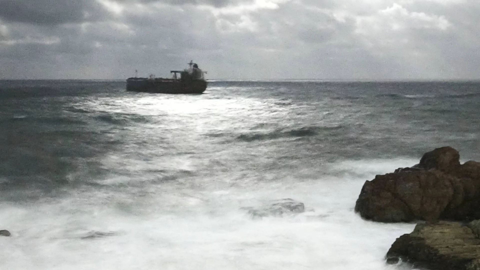 Евакуираха още четирима души от екипажа на танкера "Кайрос"