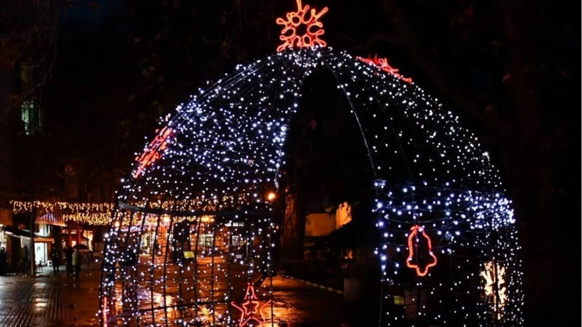 Грейнаха коледните светлини на елхата в Асеновград