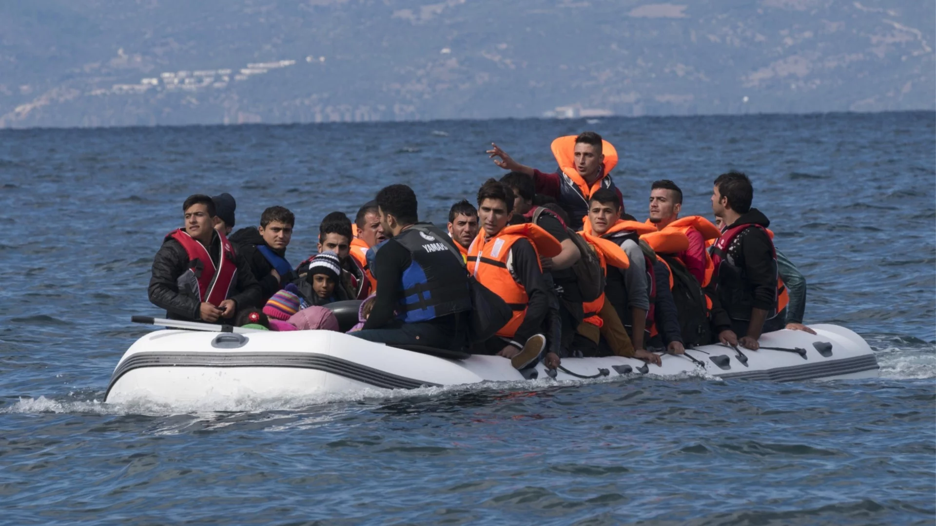 Ужас в Егейско море: Трафикант изхвърли 37 мигранти, загина дете