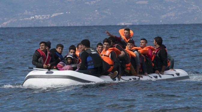 Ужас в Егейско море: Трафикант изхвърли 37 мигранти, загина дете