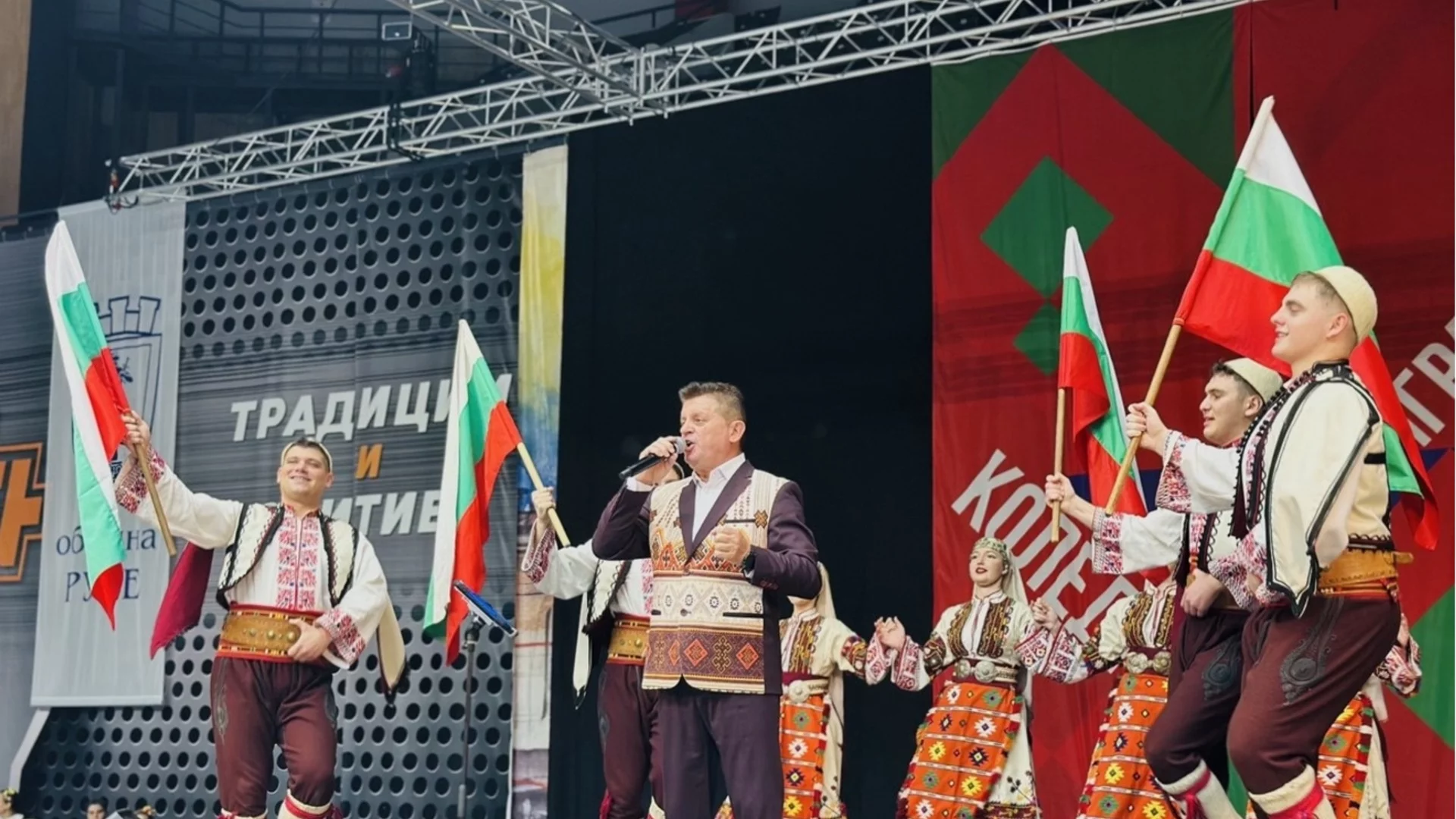 Над 800 участници представиха силата на българския фолклор в тазгодишното „Коледно надиграване“ в Русе