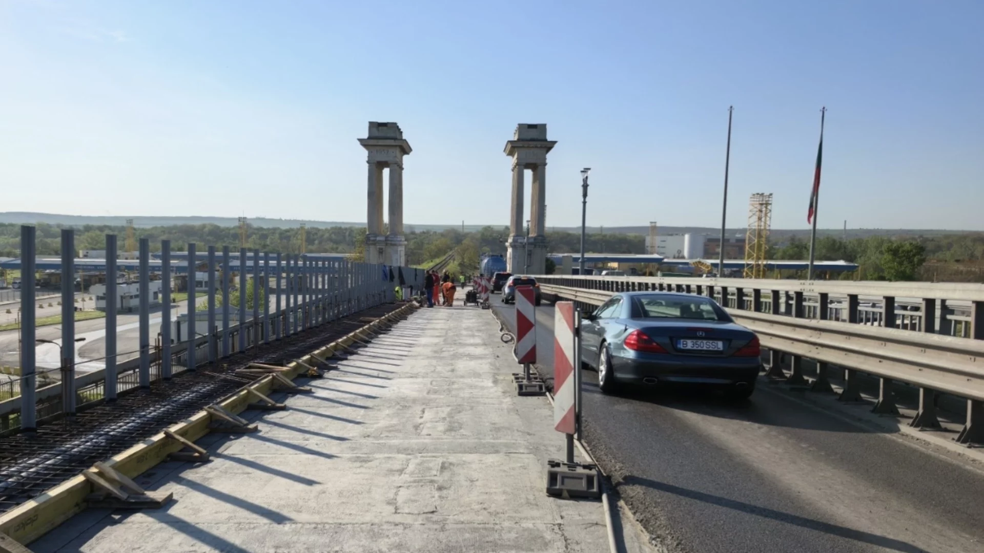 Бягали през Дунав мост: Хванаха ало измамници