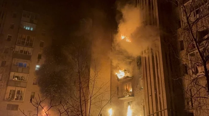 Руски дронове поразиха за пореден път жилищен блок в Украйна (ВИДЕО)