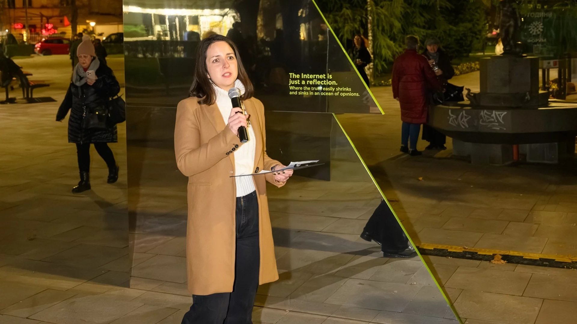 Огледална инсталация в центъра на София насочва вниманието към дезинформацията и критичното мислене