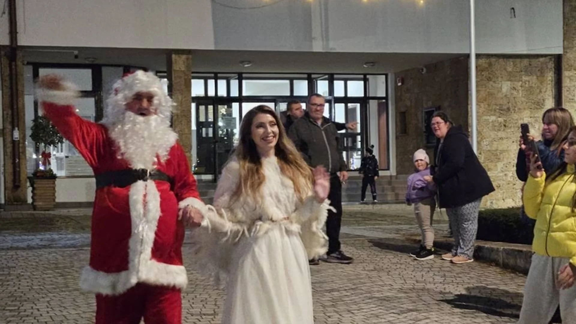 Запалиха светлините на коледната елха в Тетевен