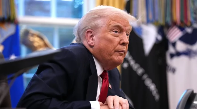 "Безсилните европейци могат само да се ядосват, докато Тръмп ги отстранява от сделката за Украйна": Статията, която американският президент сподели