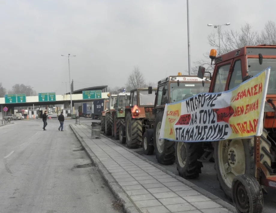 Национално достойнство под блокада: 20 години овчедушие