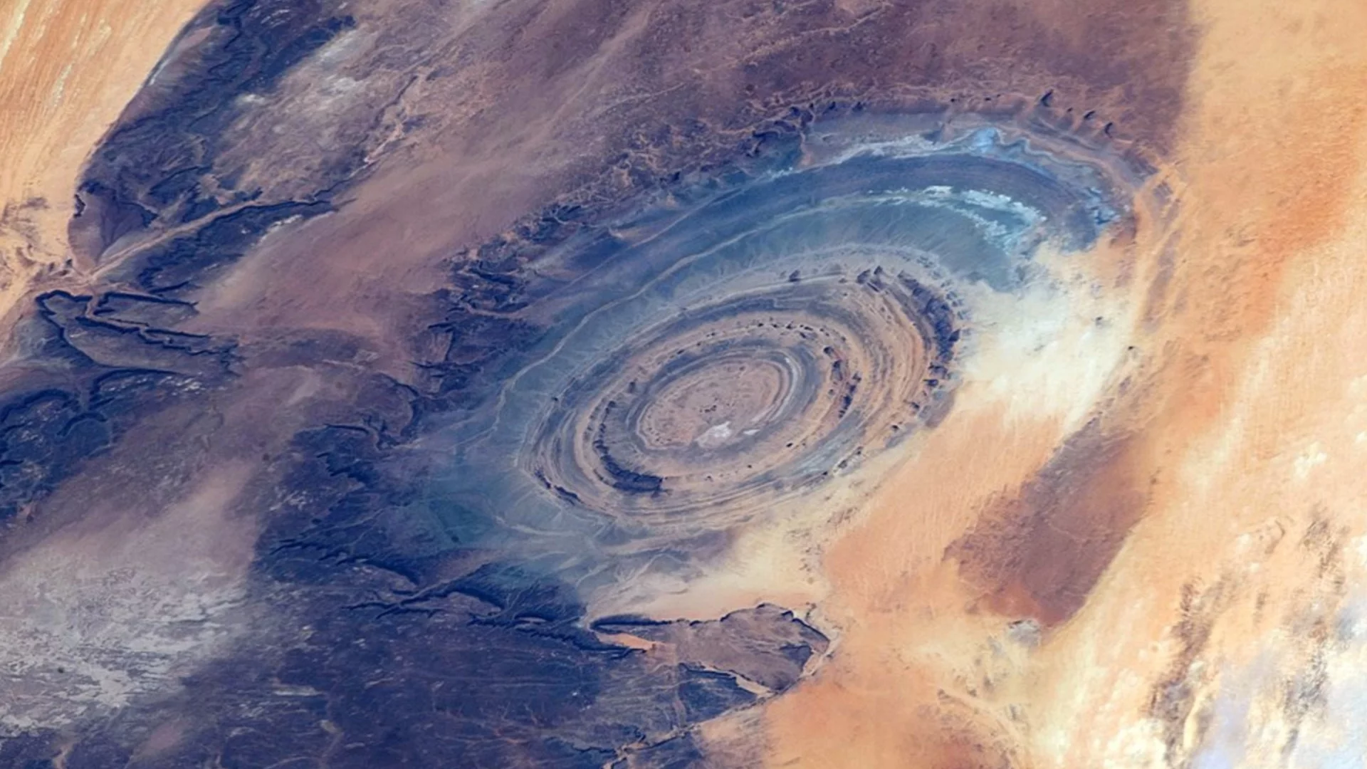 НАСА засне странно образувание в Сахар