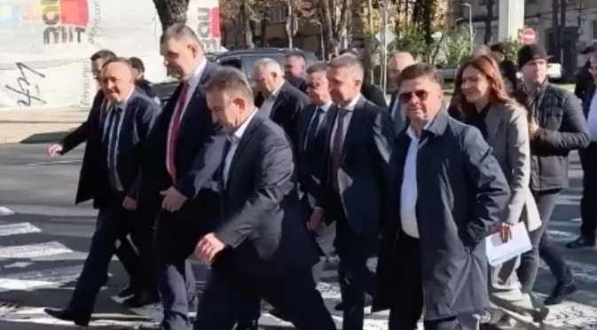 Отцепен периметър, МВР и НСО: Пеевски се разхожда "сред хората" в Кърджали (ВИДЕО)