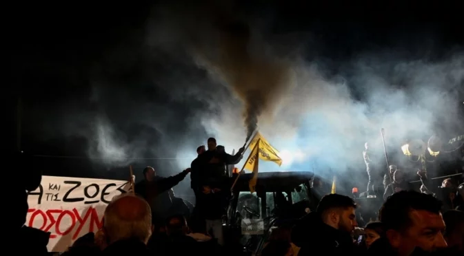 Безредици: Гръцките фермери блокираха летища на о. Крит, полицията готви арести (ВИДЕА)