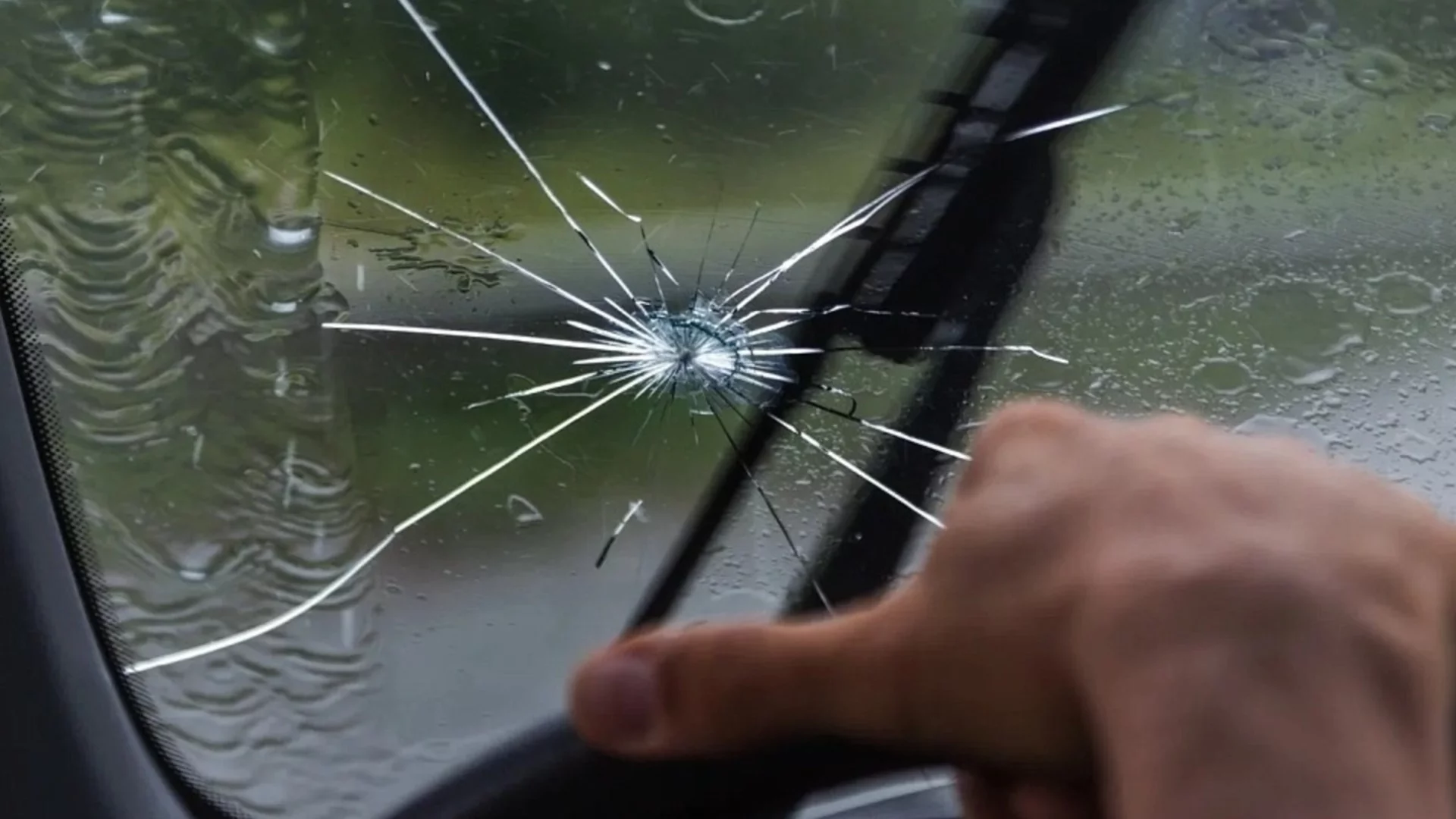 Как да предпазите предното стъкло на колата от напукване през зимата