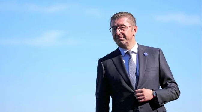 Мицкоски: Няма да строим центрове за мигранти, нито ще приемаме бежанци от Великобритания