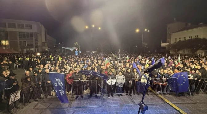 С много поздрави, но без Пеевски: Митингите на ДПС срещу омразата (ОБЗОР)