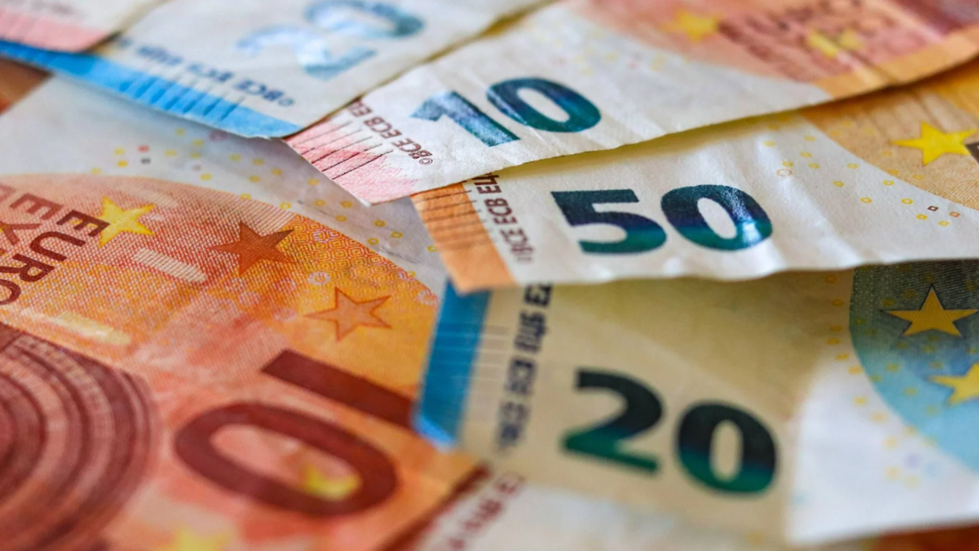 Любопитен завой в курса на еврото