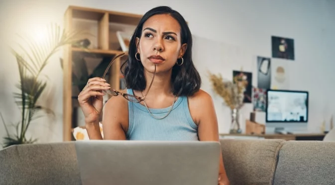 Как празни стъклени бутилки могат да се превърнат в декоративни вази