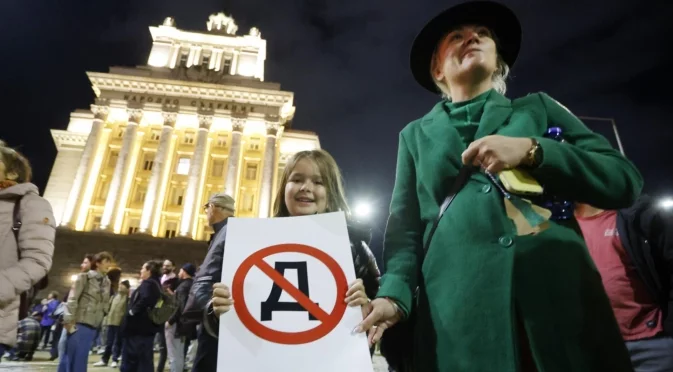 Случайност? Привикват на извънредни родителски срещи в нощта на протеста