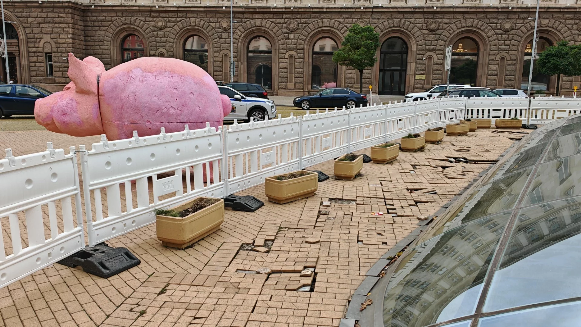 Щети по плочките на Ларгото след протестите, спешно ги оградиха