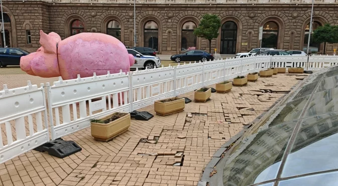 Щети по плочките на Ларгото след протестите, спешно ги оградиха