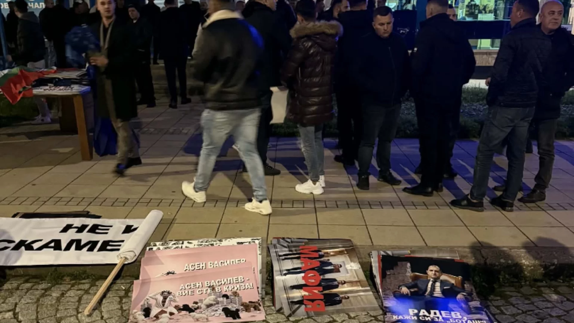 Автобуси с контрапротестиращи пристигат в Кърджали, плакати ги чакат пред централата на Пеевски (СНИМКИ)