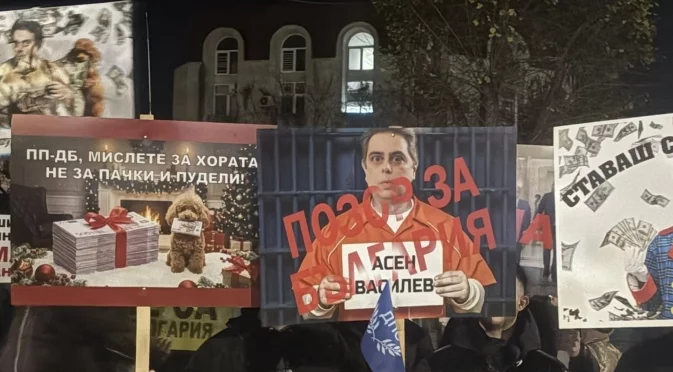 С патриотични песни и плакати "Не на омразата" започнаха контрапротестите във Ветово, Видин и Белица (ВИДЕА и СНИМКИ)