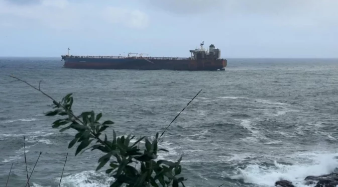 Танкерът "Кайрос" е пети ден блокиран край Ахтопол