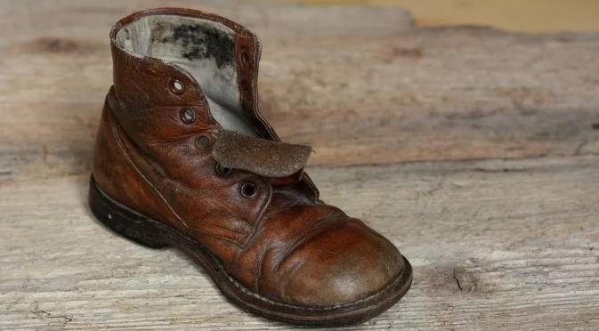 Стари обувки като декоративни саксии – нестандартна, но ефективна идея