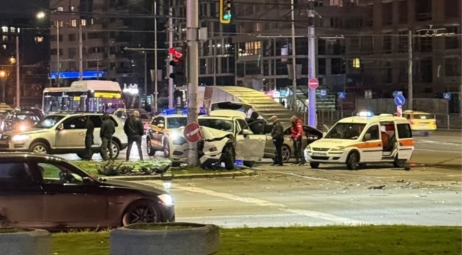 Поредна тежка катастрофа в София: Кола удари друга, тя се заби в стълб (ВИДЕО, СНИМКИ)