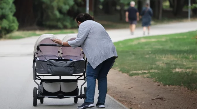 Увеличават плащанията за втората година от майчинството