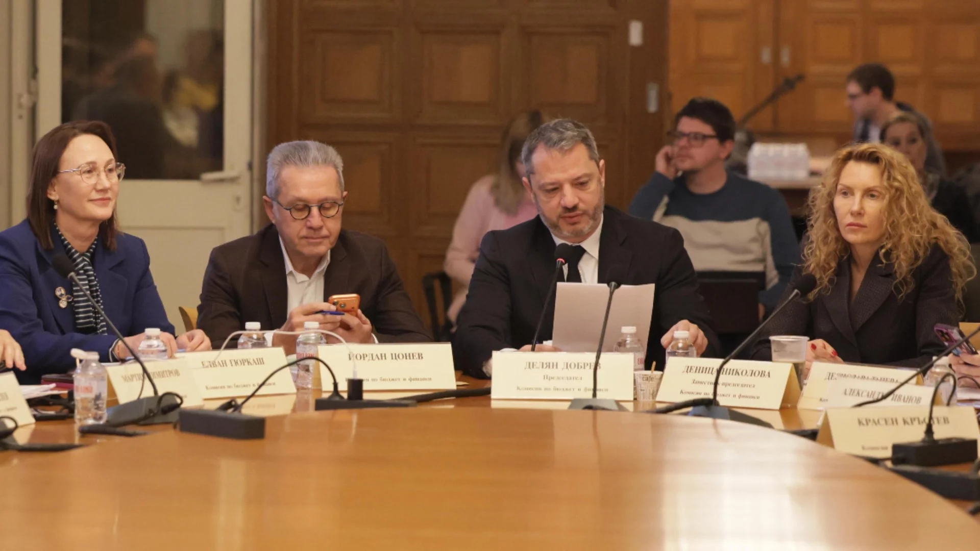"Замитане на проблеми": Бюджетна комисия прие отново парите за пенсии