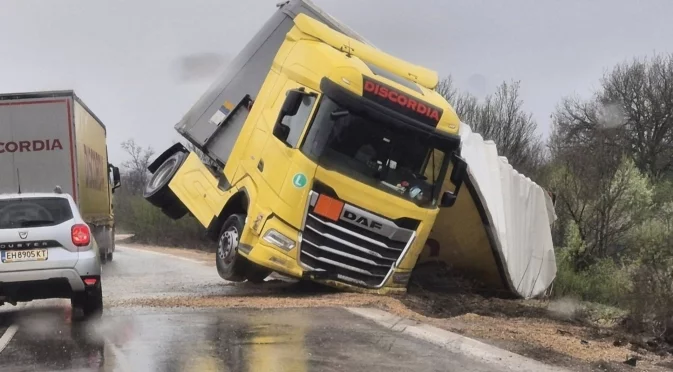 Шофьор на камион пострада при сблъсък с ТИР