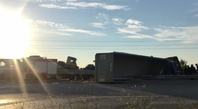 Шофьор на камион пострада при сблъсък с ТИР