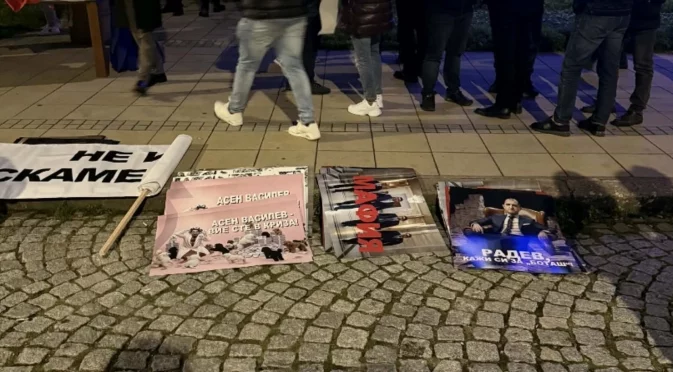 Автобуси с контрапротестиращи пристигат в Кърджали, плакати ги чакат пред централата на Пеевски (СНИМКИ)