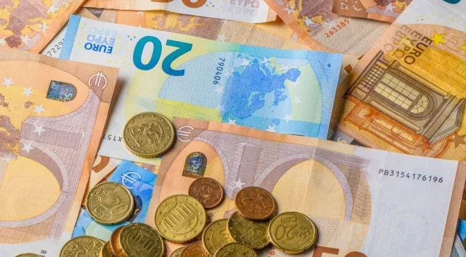 Курсът на еврото пое в нова посока