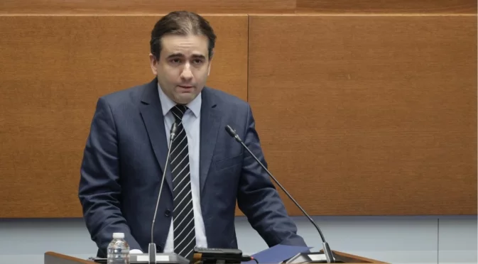 "Пеевски е политически паразит": Започнаха дебатите по вота на недоверие