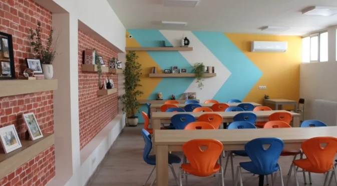 Бивши ученици от Бургас създадоха литературен кабинет в памет на своя директор 