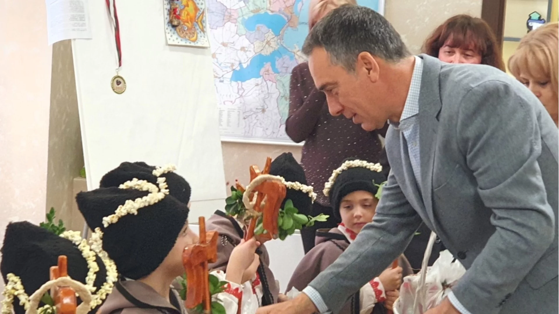 Коледарчета наричаха за здраве и просперитет в община Бургас през 2025 г.